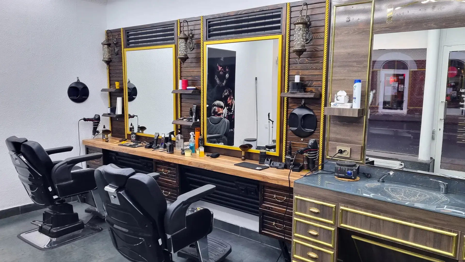 Exterior view of ALAN Frisør barber shop in Horsens